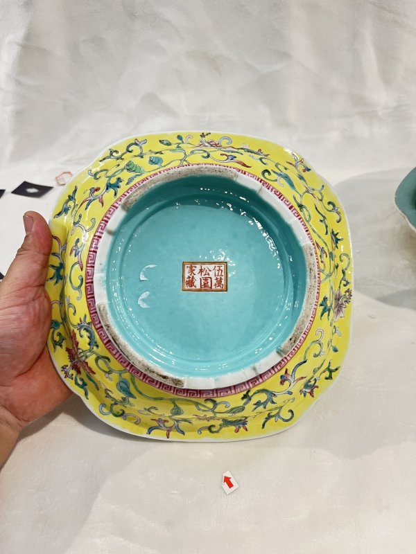 黄地粉彩夔凤穿花纹花口花盆、奁一对 - 图12