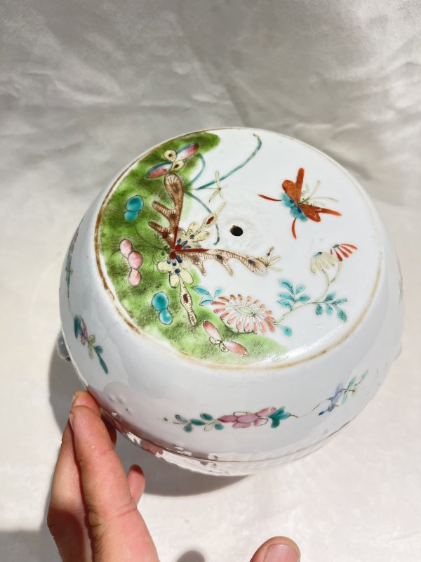 粉彩花蝶纹瓜棱盖罐 - 图7