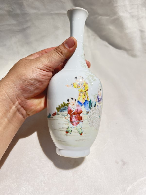 粉彩婴戏纹长颈瓶一对 - 图5