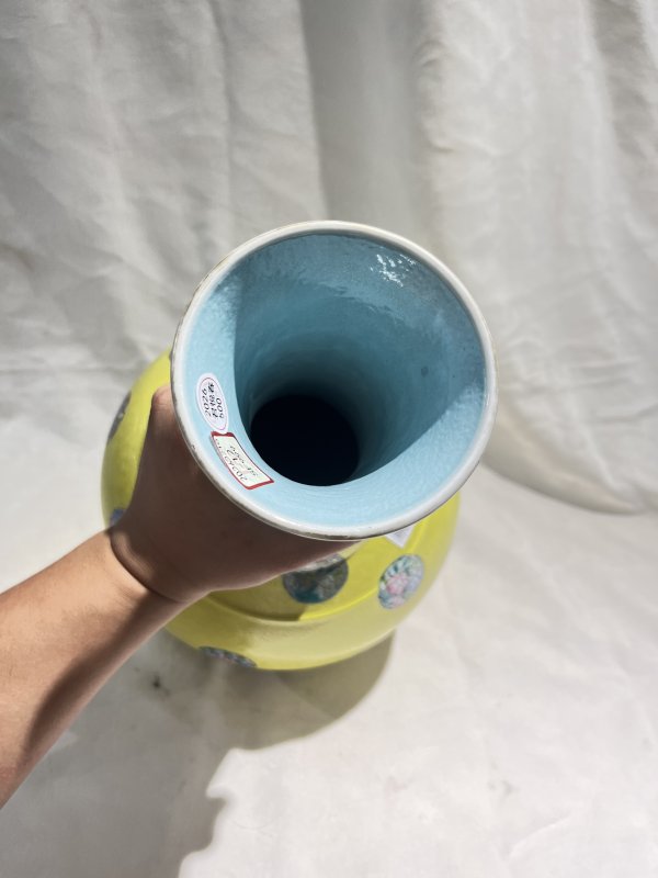 黄地扎道粉彩皮球花纹赏瓶 - 图7