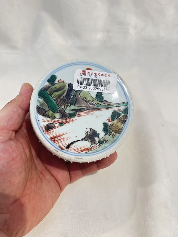 五彩山水人物纹鼓钉盖盒 - 图3