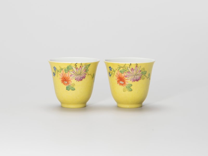 清 黄地轧道粉彩花卉纹小杯一对 - 图1