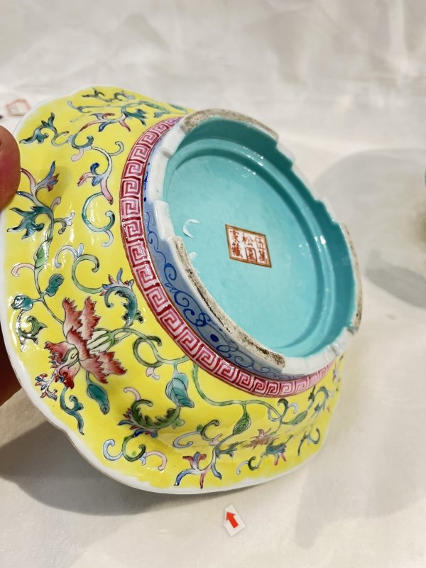 黄地粉彩夔凤穿花纹花口花盆、奁一对 - 图13