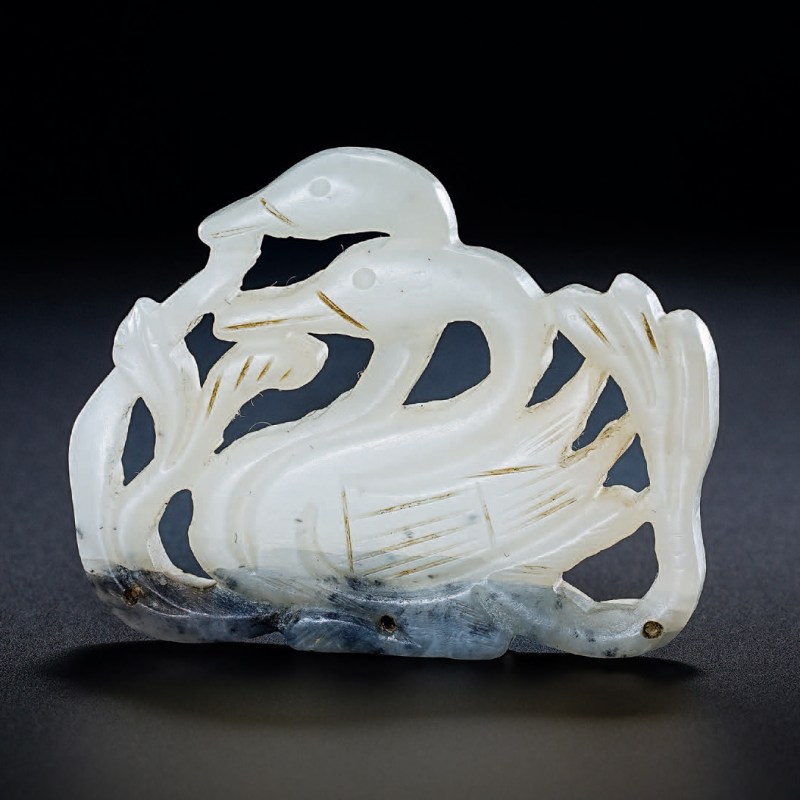 明 青花白玉俏色双鹅巾环