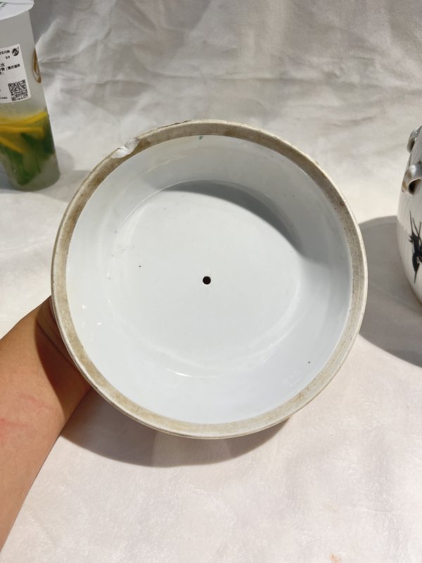 粉彩花蝶纹瓜棱盖罐 - 图8