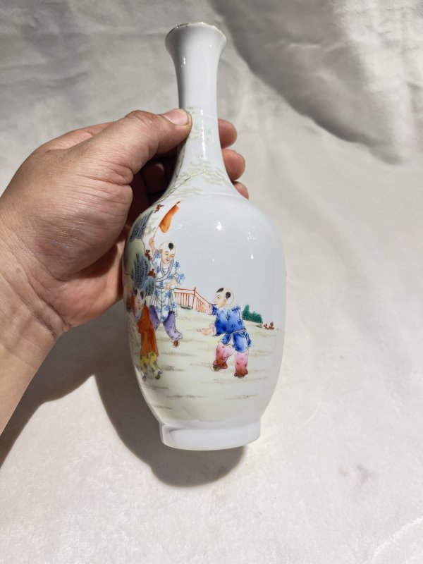 粉彩婴戏纹长颈瓶一对 - 图6