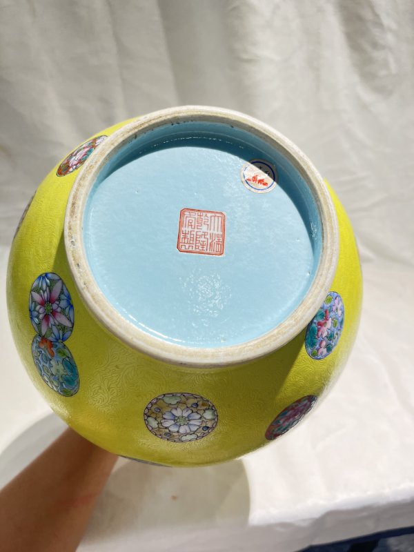黄地扎道粉彩皮球花纹赏瓶 - 图8