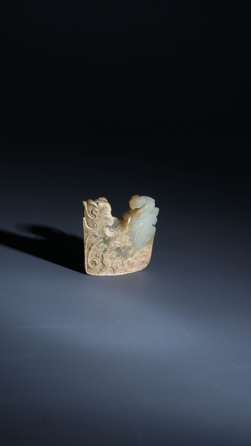 明 白玉高浮雕螭龙灵兽纹剑珌 - 图3