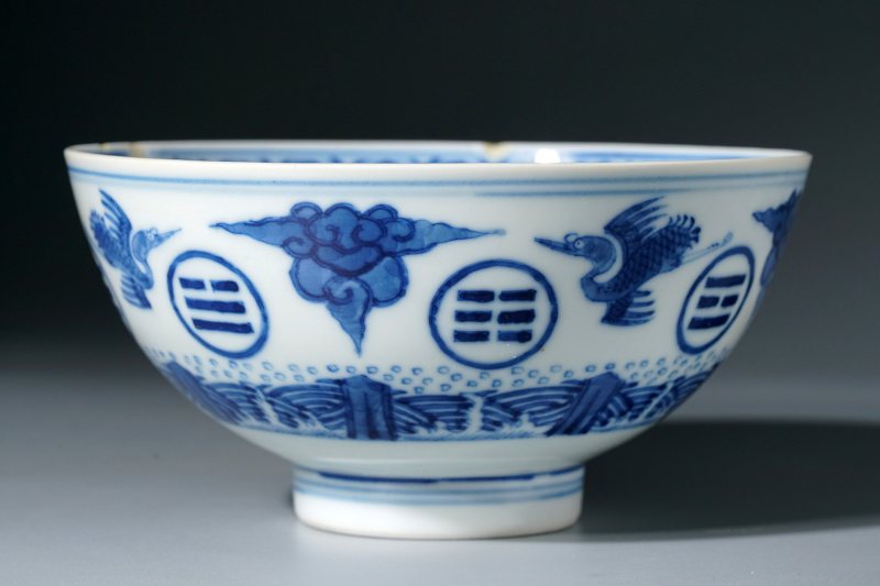 清光绪 青花云鹤八卦纹碗 - 图2