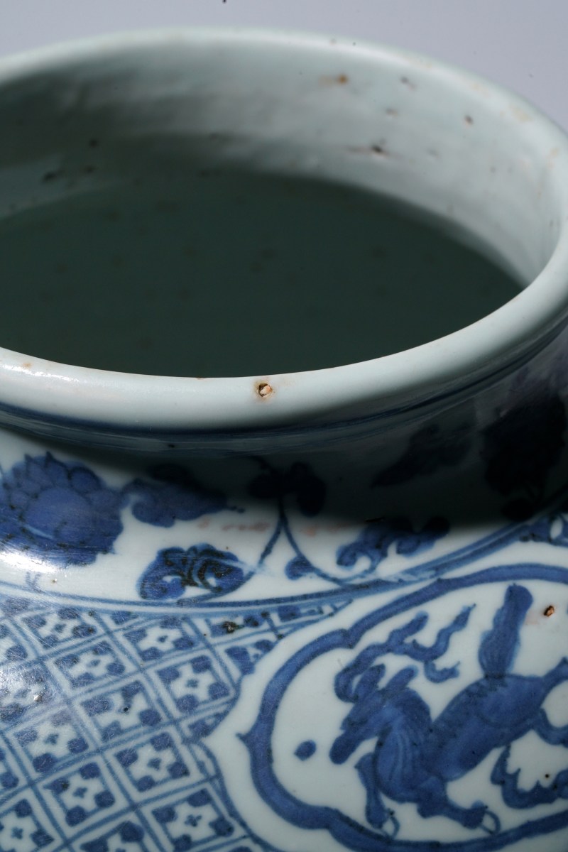 明中期 青花孔雀洞石纹罐 - 图9