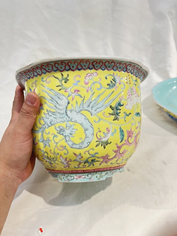 黄地粉彩夔凤穿花纹花口花盆、奁一对 - 图14