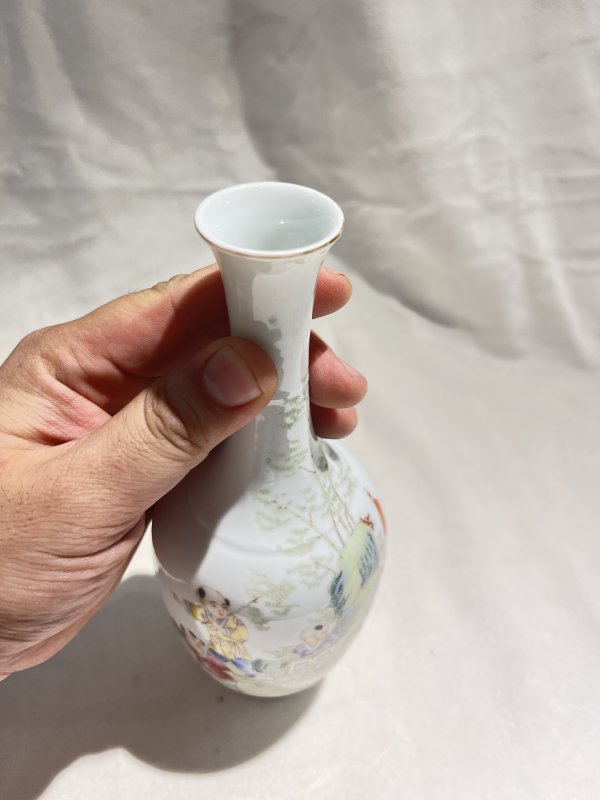 粉彩婴戏纹长颈瓶一对 - 图7