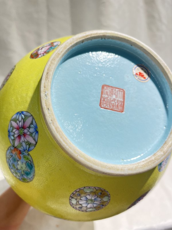 黄地扎道粉彩皮球花纹赏瓶 - 图9