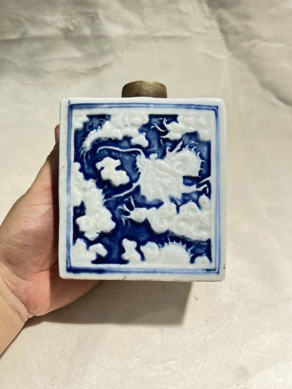 青花反白浮雕云龙纹罐 - 图3