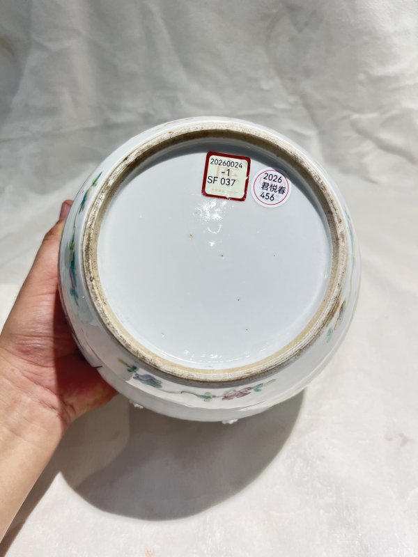 粉彩花蝶纹瓜棱盖罐 - 图9