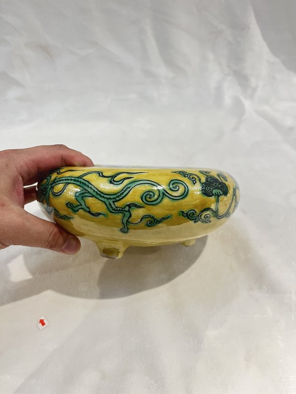 黄地绿彩香草龙纹三足炉 - 图5