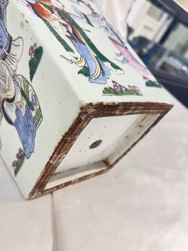 粉彩金陵十二钗铺首四方瓶 - 图11