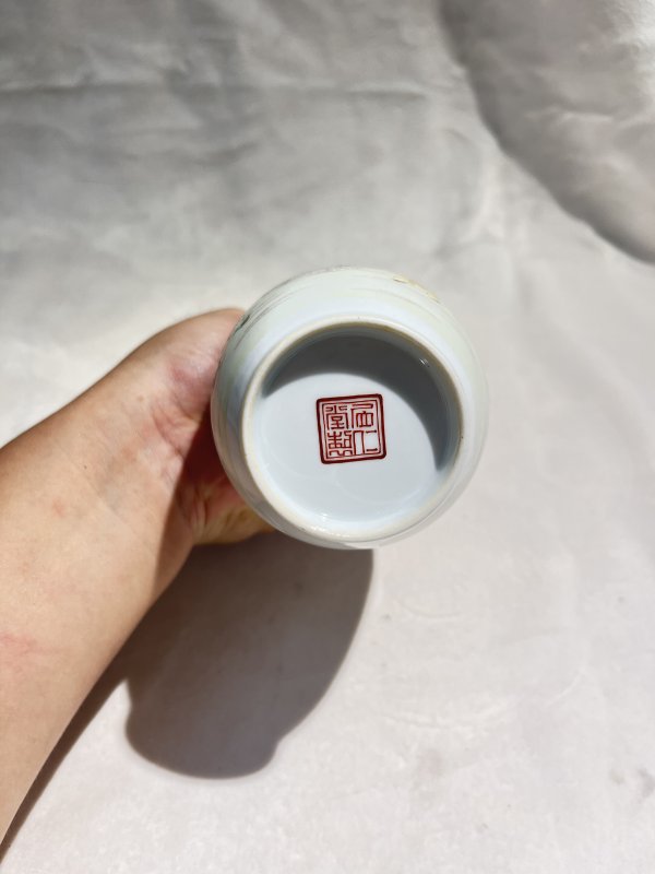粉彩婴戏纹长颈瓶一对 - 图8
