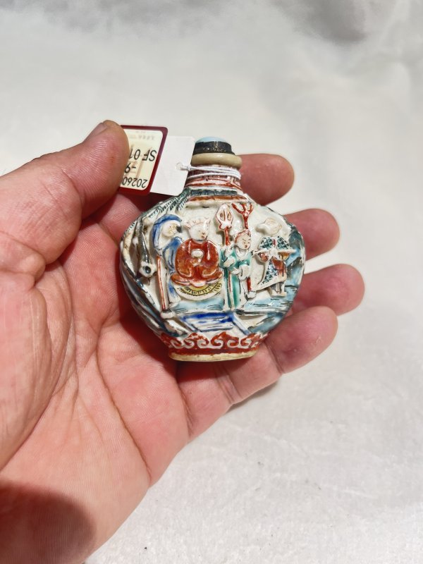粉彩雕瓷水漫金山图烟壶 - 图3