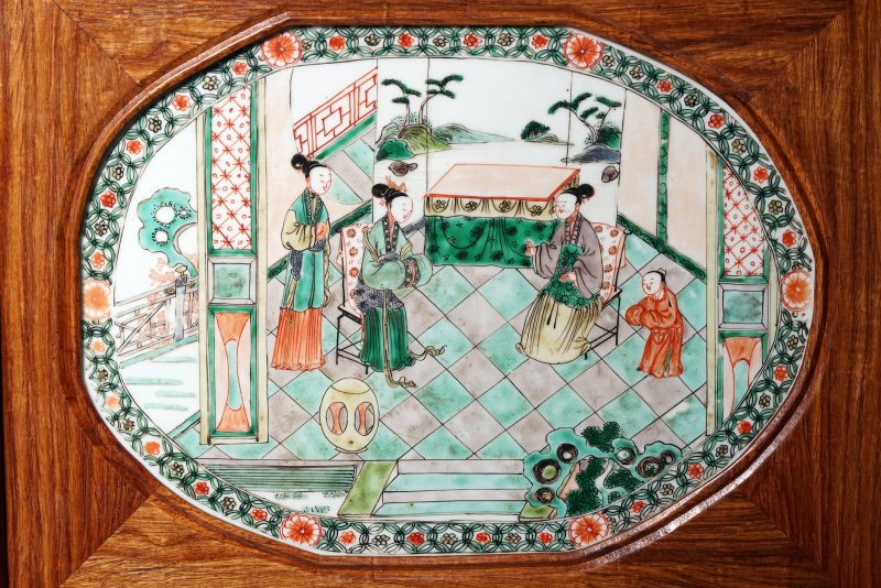 清康熙 五彩大家闺秀图瓷板插屏 - 图2