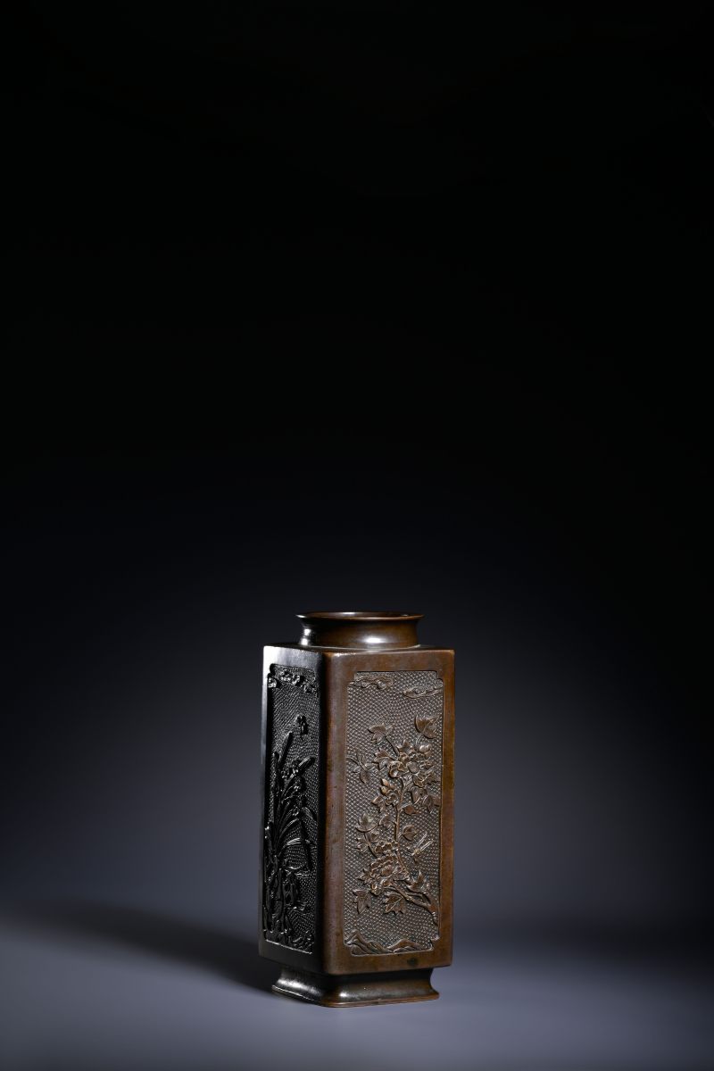 清早期 铜四季花卉图四方琮式瓶 - 图2