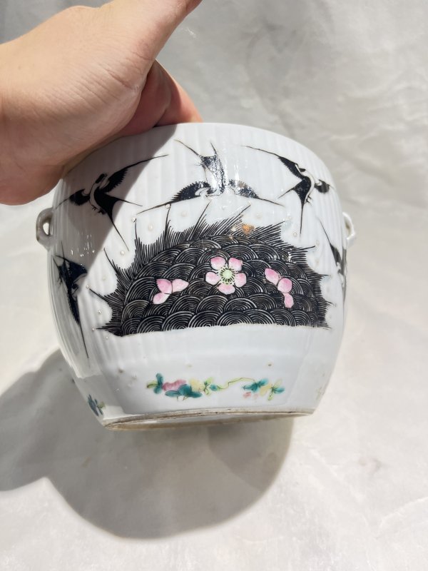 粉彩花蝶纹瓜棱盖罐 - 图10