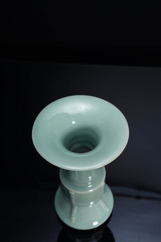 龙泉窑蕉叶纹出戟花觚 - 图3