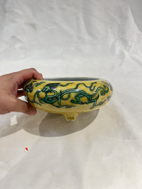 黄地绿彩香草龙纹三足炉 - 图6