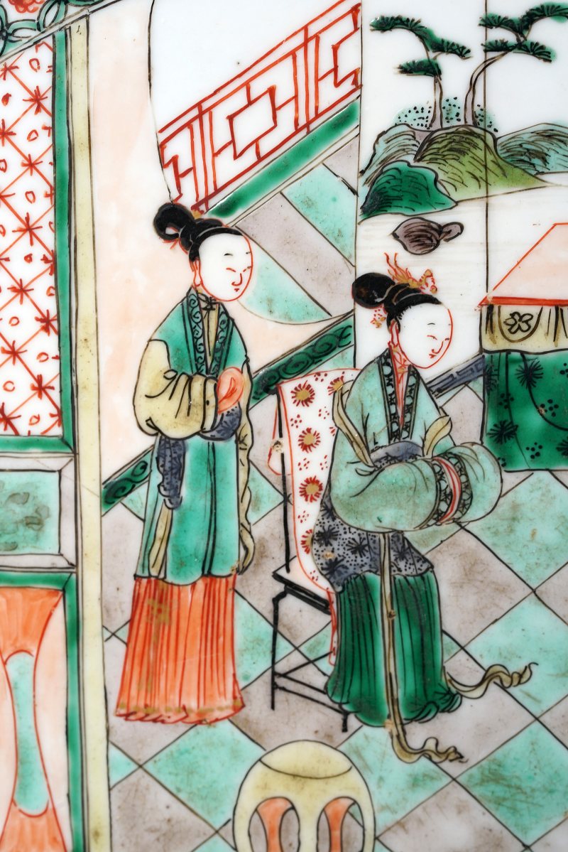 清康熙 五彩大家闺秀图瓷板插屏 - 图3