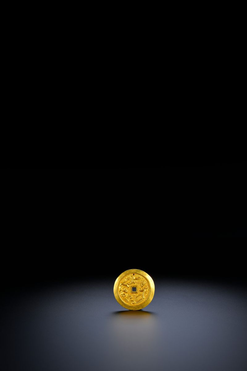 明 金锤蹀人物故事纹坠 - 图2