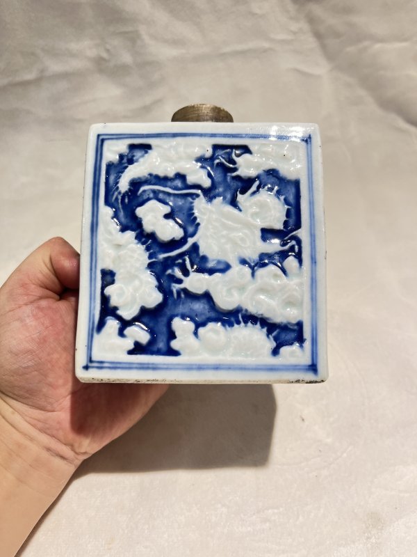 青花反白浮雕云龙纹罐 - 图5