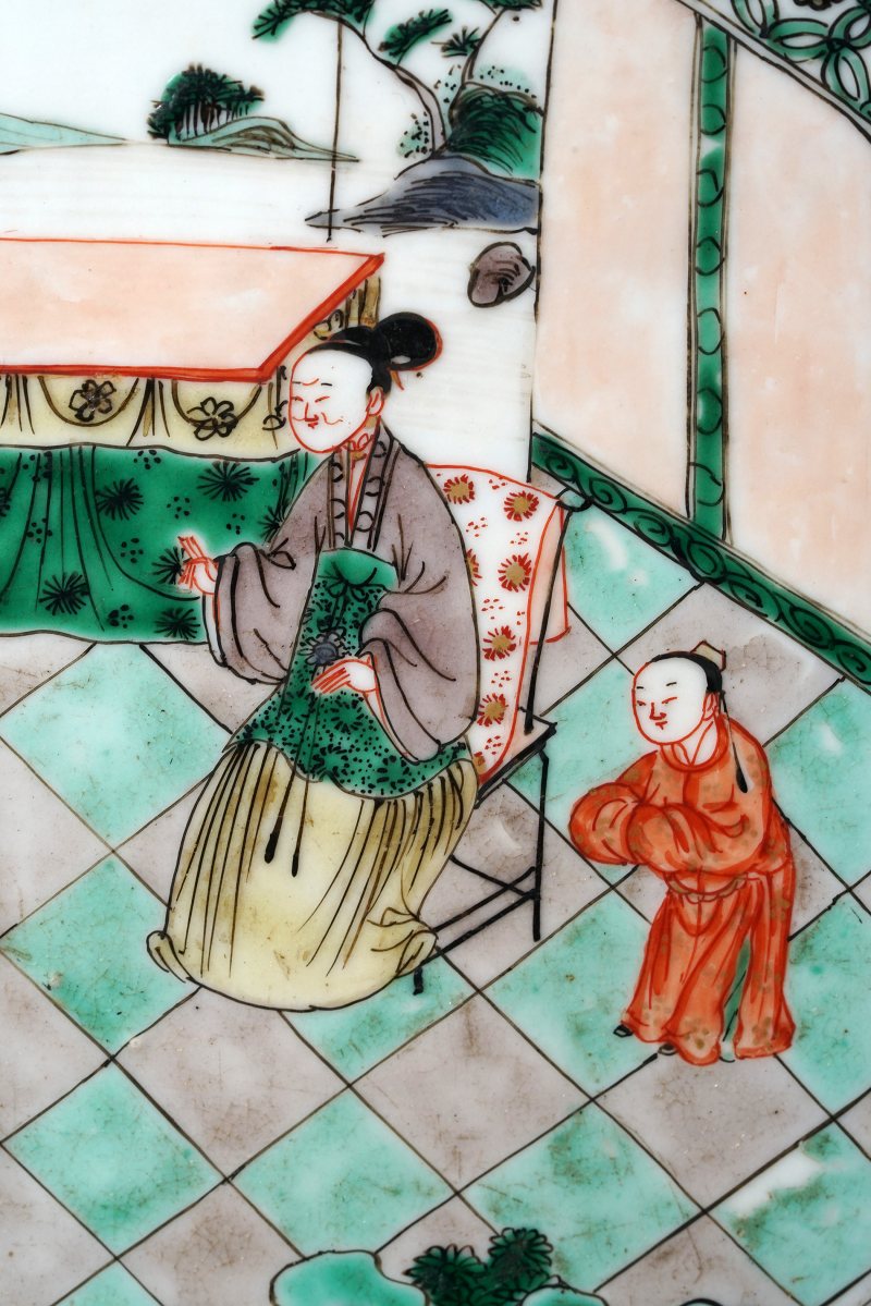 清康熙 五彩大家闺秀图瓷板插屏 - 图4