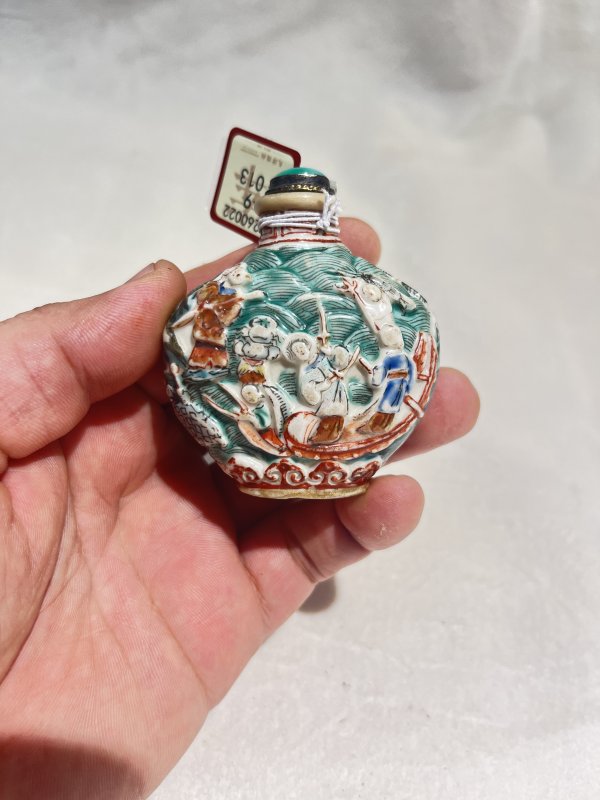 粉彩雕瓷水漫金山图烟壶 - 图5