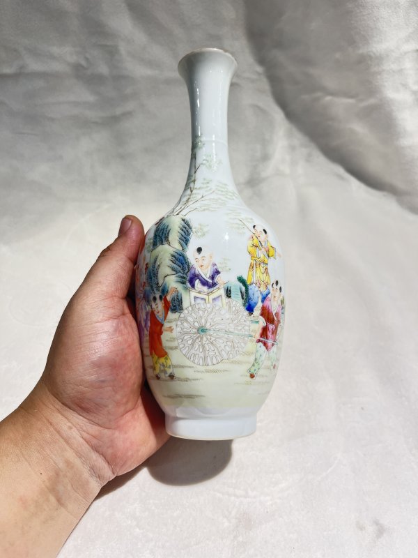 粉彩婴戏纹长颈瓶一对 - 图10