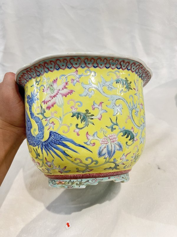 黄地粉彩夔凤穿花纹花口花盆、奁一对 - 图17