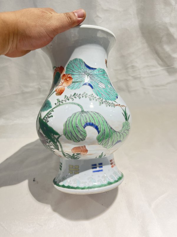 五彩描金荷塘纹尊 - 图3