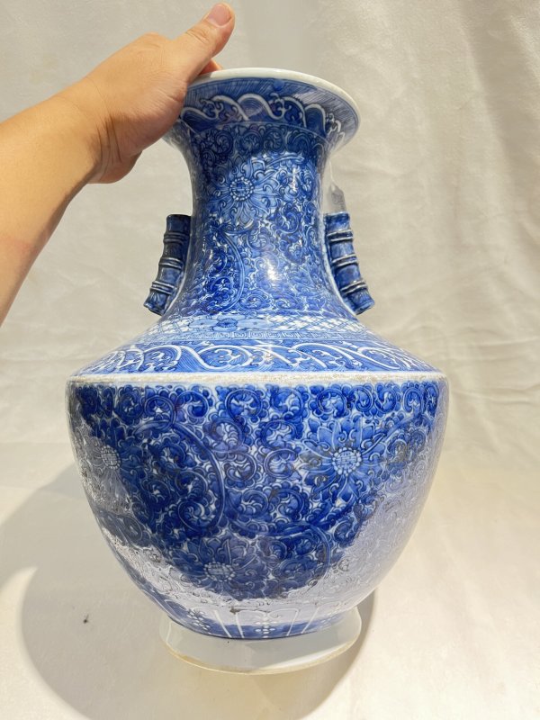 青花缠枝莲纹贯耳尊 - 图5