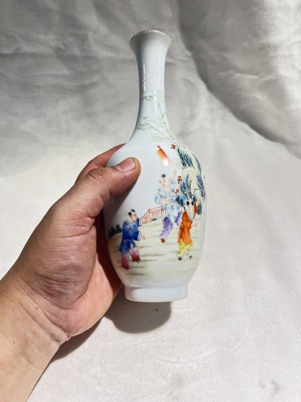 粉彩婴戏纹长颈瓶一对 - 图11