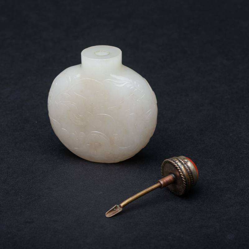    清 螭龍紋白玉鼻煙壺 - 图5