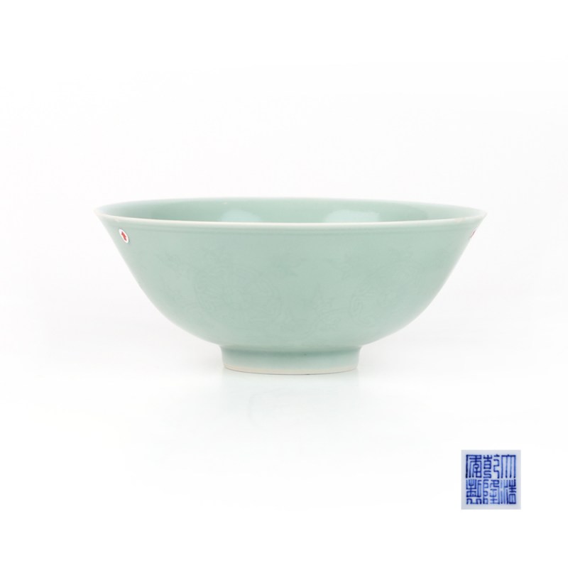 清乾隆 豆青釉暗刻皮球花纹碗