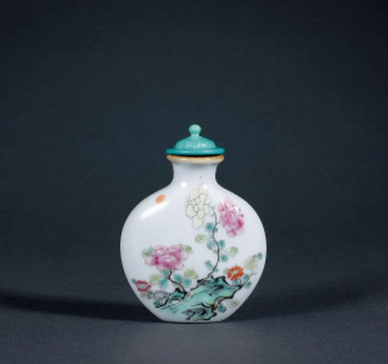 清中期 粉彩花卉鼻烟壶