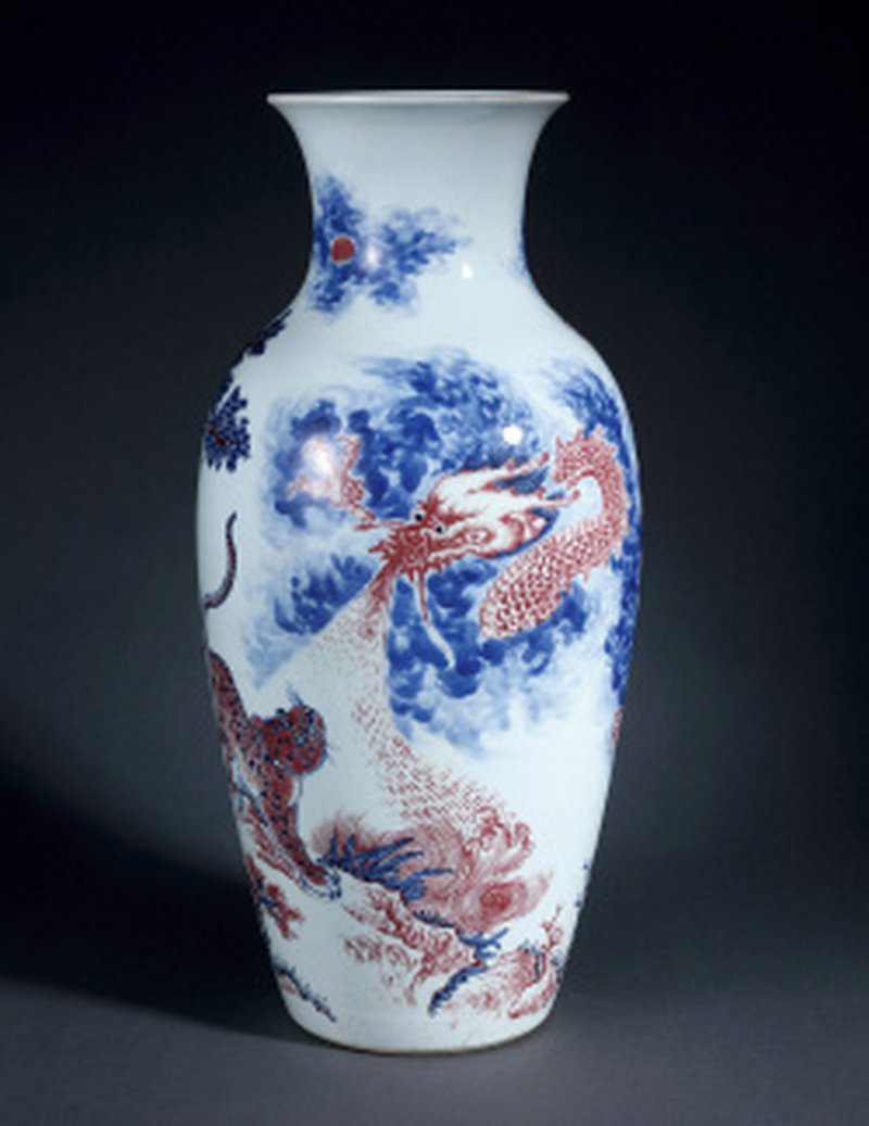 清中期 青花釉里红龙虎斗观音尊