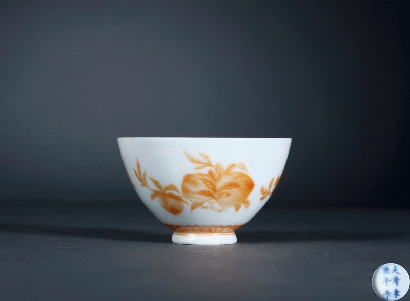 清康熙 矾红三多小鸡心杯（彩疑后加） - 图2