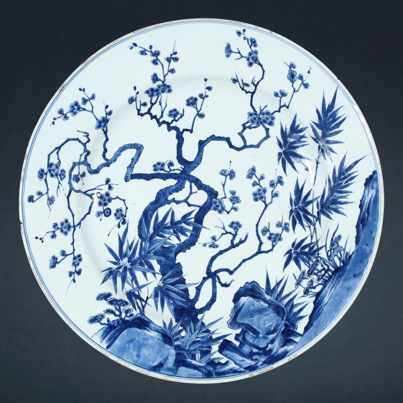 清康熙 青花洞石松竹梅岁寒三友图大盘 - 图2