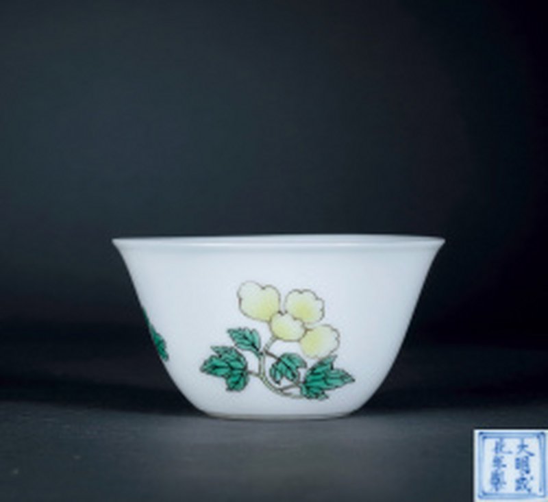 清 五彩折枝花卉卧足杯