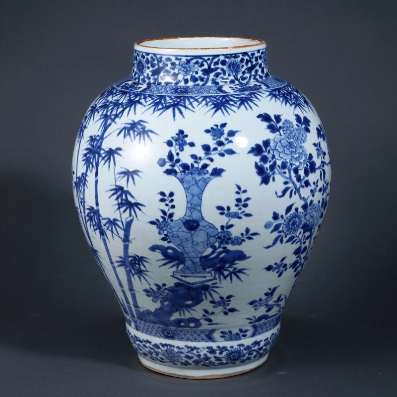 清顺治 青花花竹博古图大罐 - 图2
