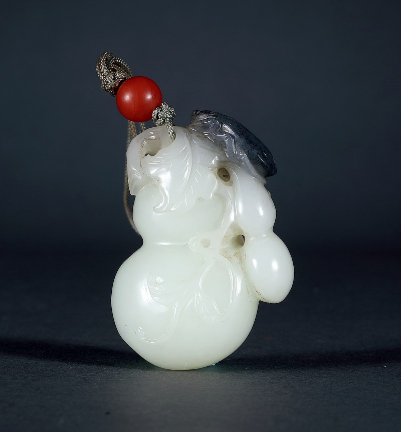 清 黑白玉俏色葫芦甲虫坠 - 图2