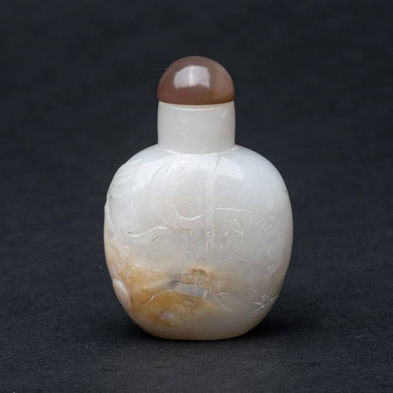    清 白玉雙馬紋鼻煙壺