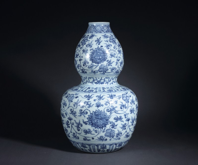 明弘治 青花缠枝花卉纹杂宝葫芦瓶 - 图2