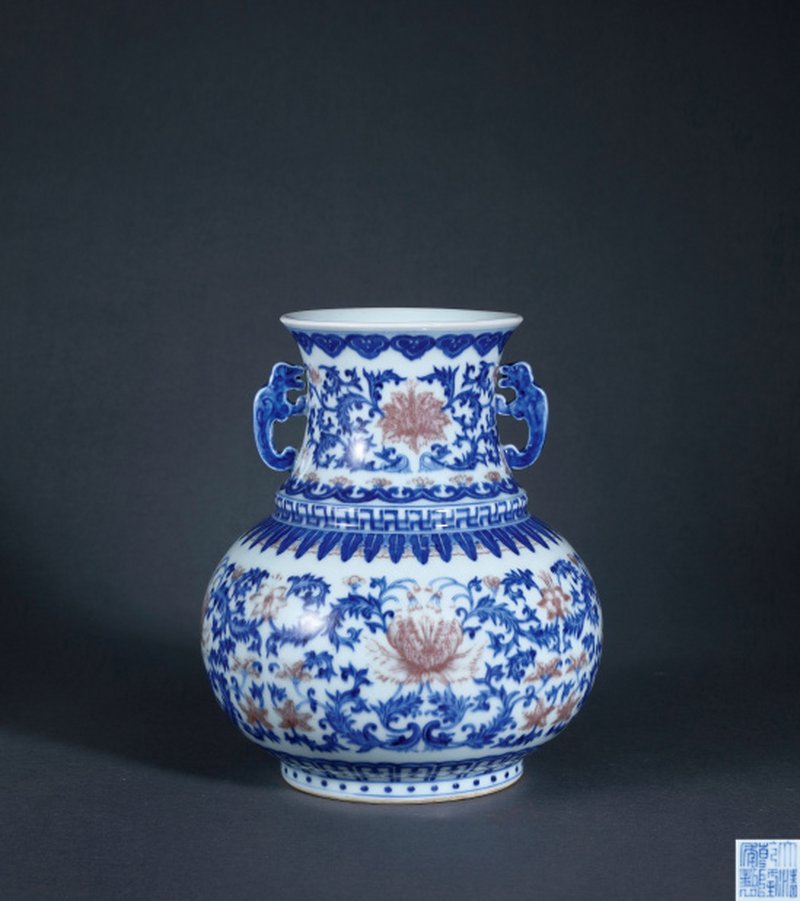 清乾隆 青花釉里红蕃莲纹鸠耳尊
